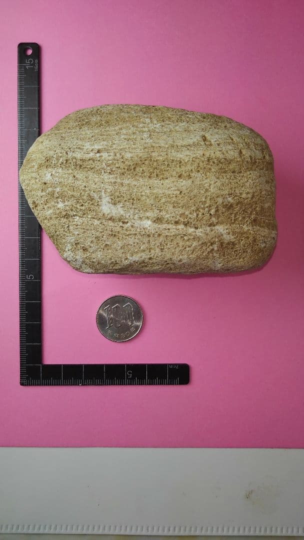 石冠？岩偶？石錘？旧石器時代　(出土品)　約10㎝×7㎝×4㎝　約370gです。