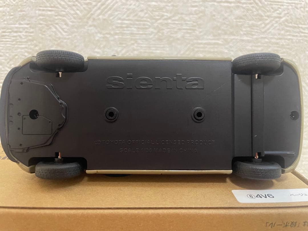 トヨタ シエンタ ミニカー ベージュ