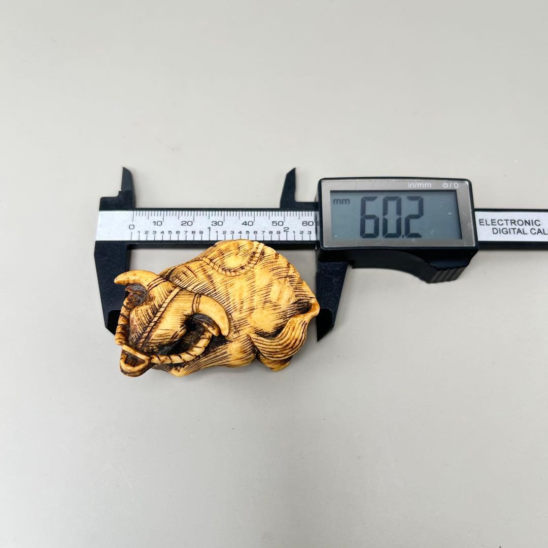 牛の彫刻 小型 彫刻極上根付天然素材アンティーク骨董飾り物古美術置物細密細工