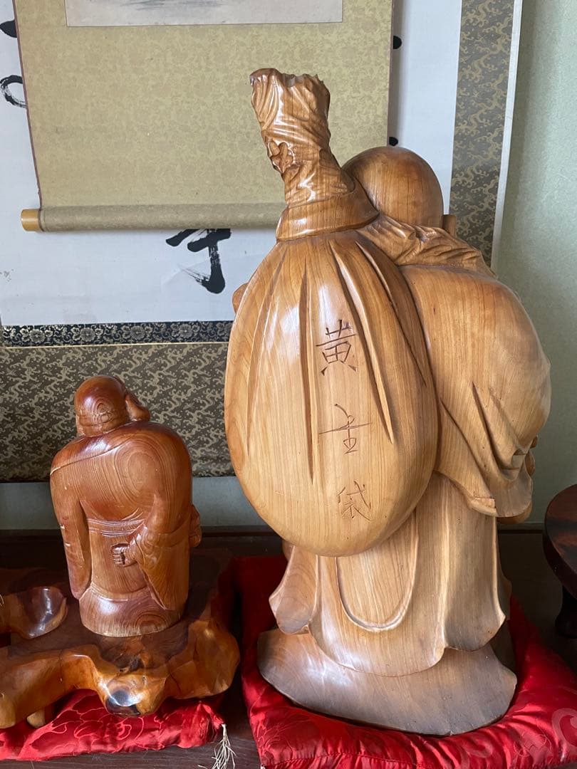 美品　骨董品　高級木彫り　大黒様　木製の笑顔の仏像セット　木彫り　赤い座布団付き