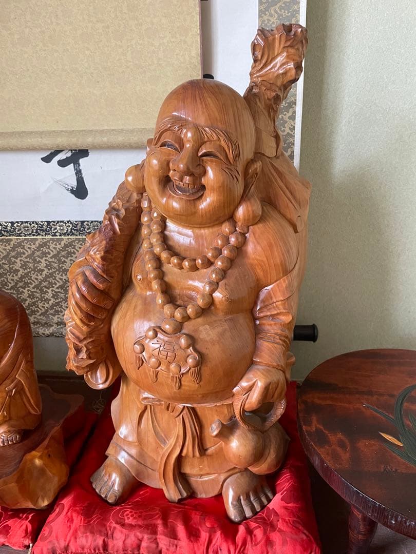美品　骨董品　高級木彫り　大黒様　木製の笑顔の仏像セット　木彫り　赤い座布団付き