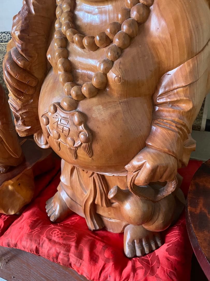 美品　骨董品　高級木彫り　大黒様　木製の笑顔の仏像セット　木彫り　赤い座布団付き