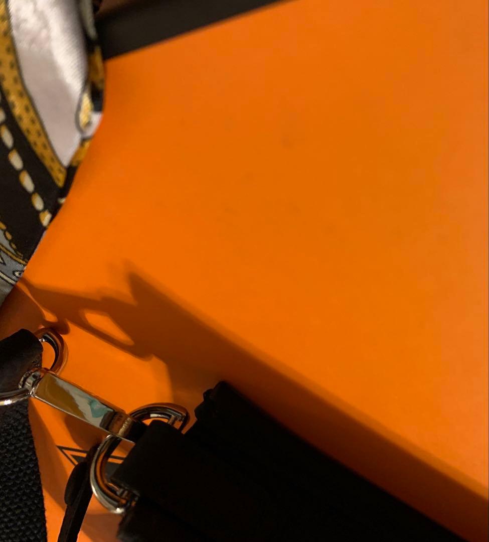 Hパンチング ショルダーバッグ Hロゴ ストラップ 高級革 ブラック