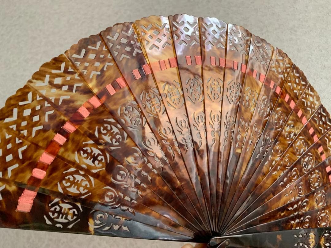 本鼈甲 べっ甲 扇子 工芸品 透かしデザイン 中国扇子 96g