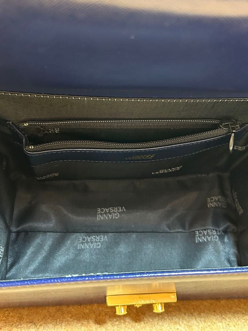 美品ヴェルサーチハンドバッグバニティバッグ　青　チャームつき