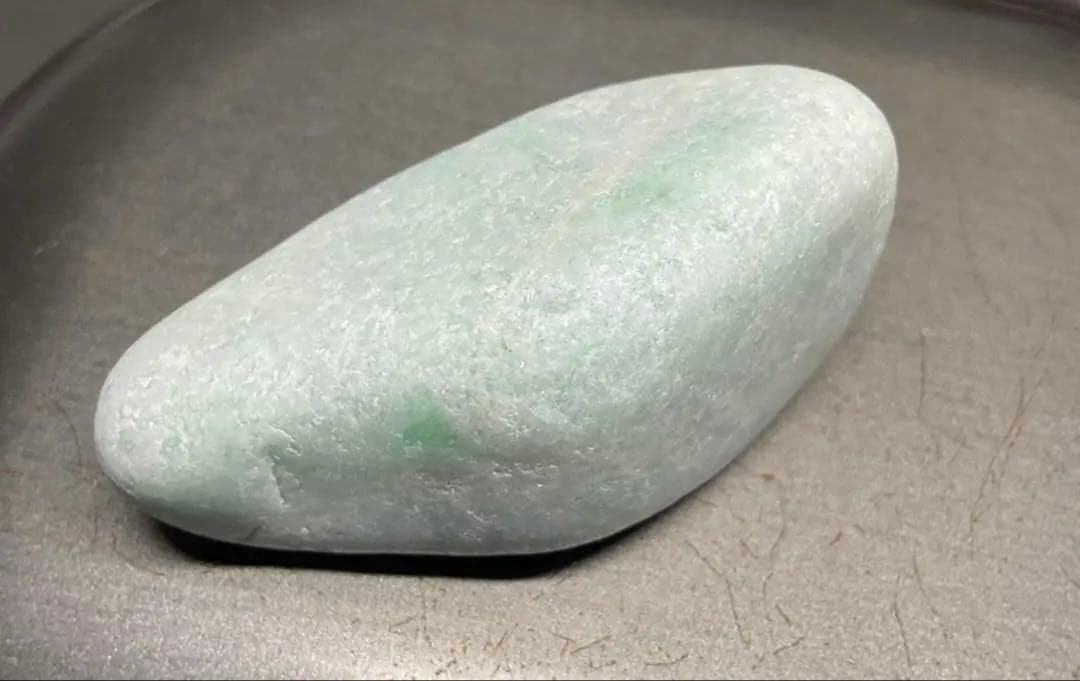 ［白地に明るい緑色］　上質糸魚川翡翠45g ヒスイ　ひすい