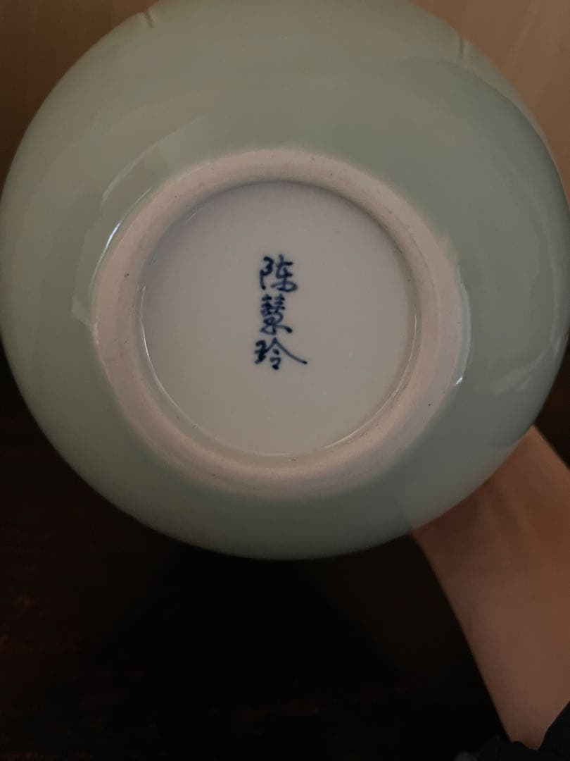 淡いグリーンの花弁模様花瓶 陶器製花瓶。