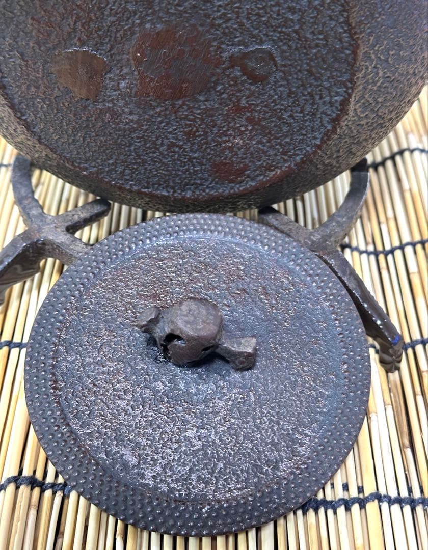 未使用品、栞付　南部岩鋳造捻鉉鳴摘１５型アラレ　南部鉄瓶　南部鉄器　鉄瓶