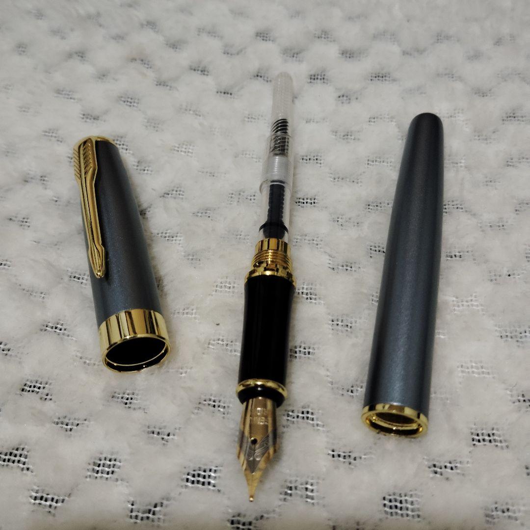 グレーの金属製万年筆