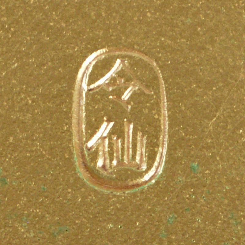 和装小物　令仙作　彫金　色紙重ね菊花文　帯留　共箱　C　R6243