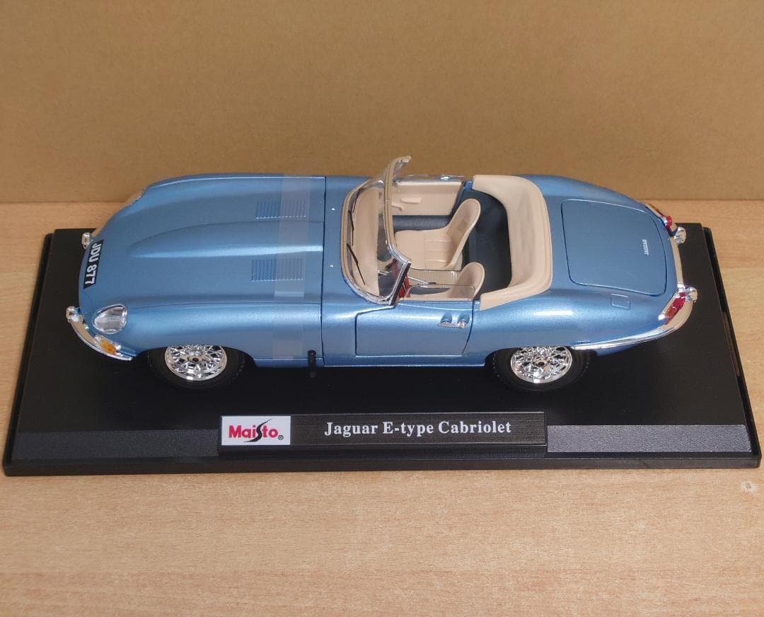 1/18 ジャガーEタイプ カブリオレ1961 ブルー マイスト合金製ミニカー