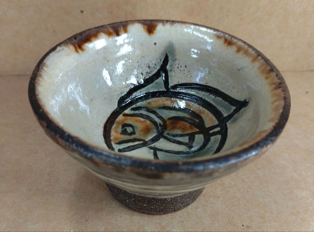 【本物保証】金城次郎 壷屋焼 ぐい呑 共箱 栞 人間国宝 壺屋焼 魚文ぐい呑