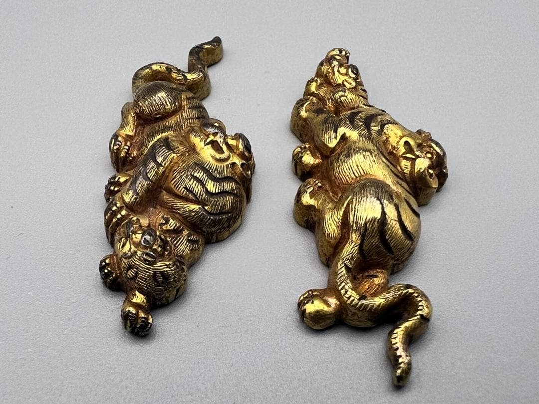 【海】江戸明治金工　虎親子　手彫　目貫一体　銅製鍍金　骨董品　専用箱付
