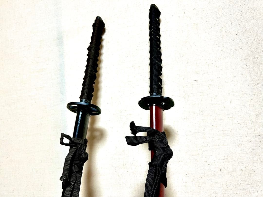 黒と赤の模造刀2本　模擬刀　武具　コスプレ　刃　刃文　コメント希望　沖縄離島不可