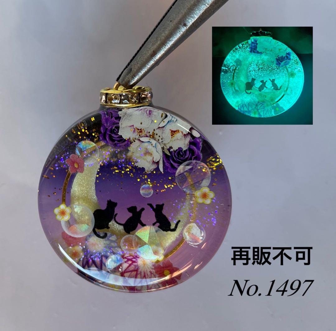すず☆らん/レジン/三日月の子猫達　新春　蓄光　オルゴナイトネックレス