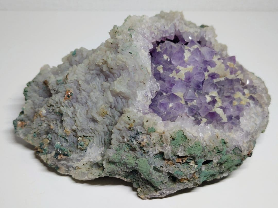 アメジスト 1.8kg 水晶 クォーツ 原石 鑑賞石 自然石 誕生石 鉱物 水石