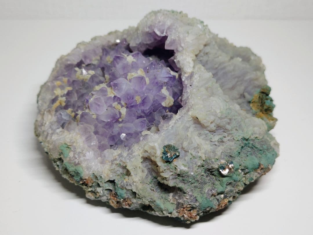 アメジスト 1.8kg 水晶 クォーツ 原石 鑑賞石 自然石 誕生石 鉱物 水石