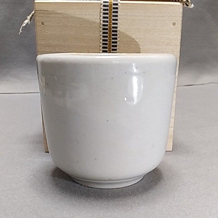 白磁立ちぐい吞み　白磁ぐい呑み　白磁茶碗　白磁筒茶碗