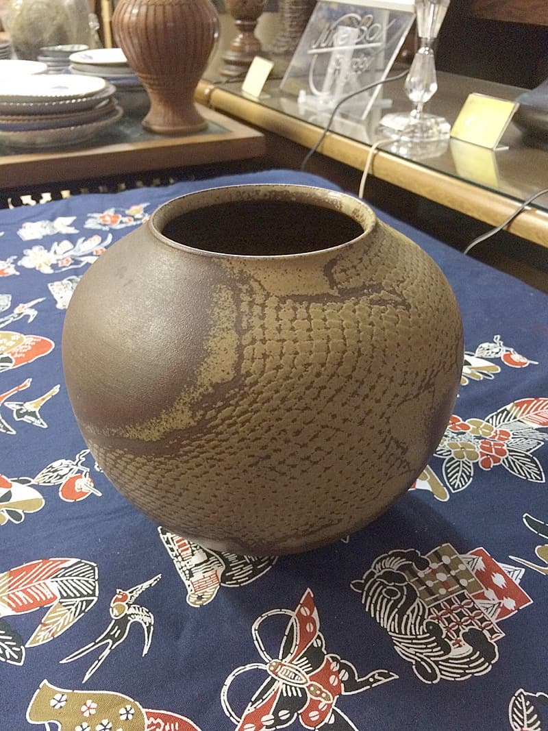 セール！・ 里見焼　花瓶　網紋様　石井豊 作　径；190　高；180mm