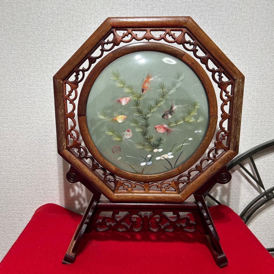 蘇州 蘇繍 両面刺繍 金魚 縁起物 天然木材座 中国工芸品　八角形　風水