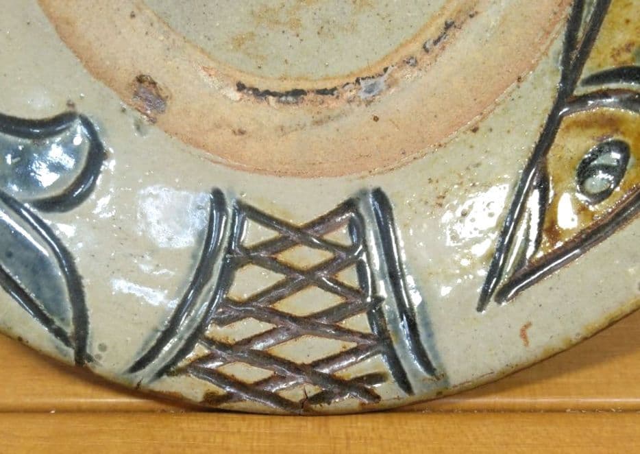 人間国宝 金城次郎 壷屋焼魚文皿 栞 共箱 美品 壺屋焼 やちむん 魚2匹井桁文