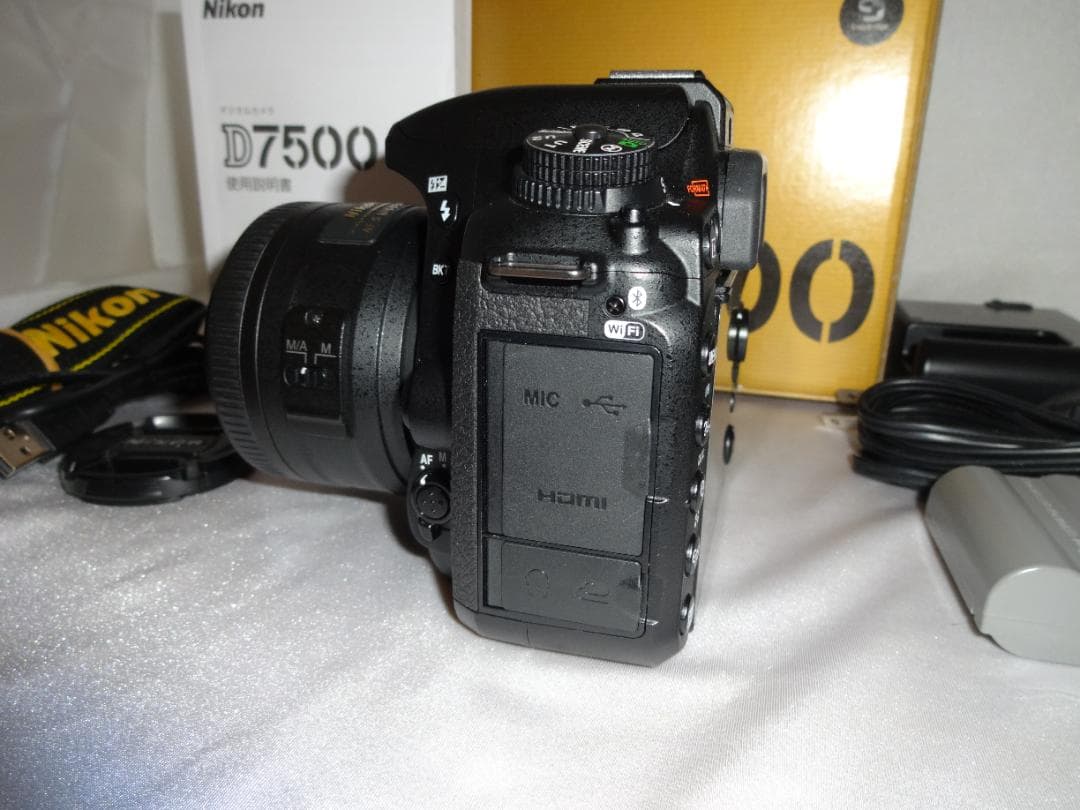 NIKON D7500デジタル一眼レフカメラボディ　ショット数27300です。