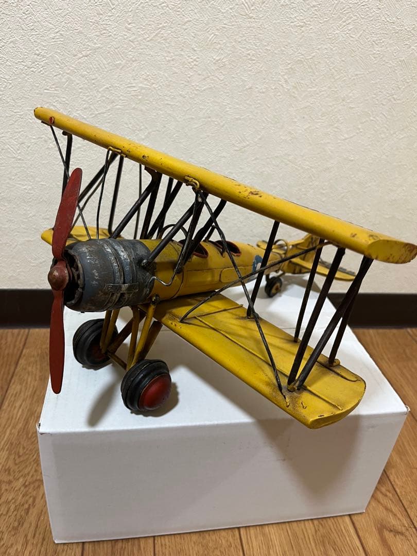 ブリキ製の飛行機