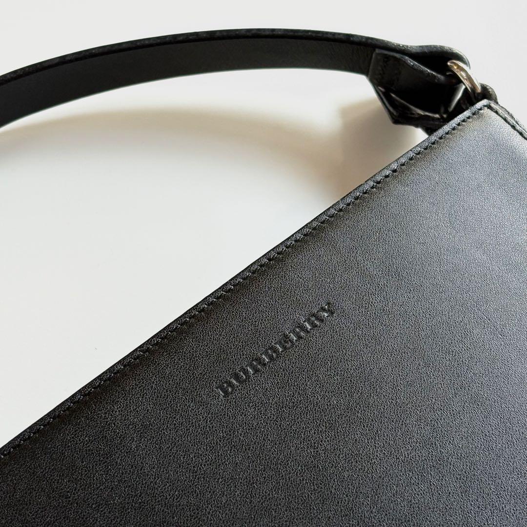 Burberry ブラックレザーハンドバッグ
