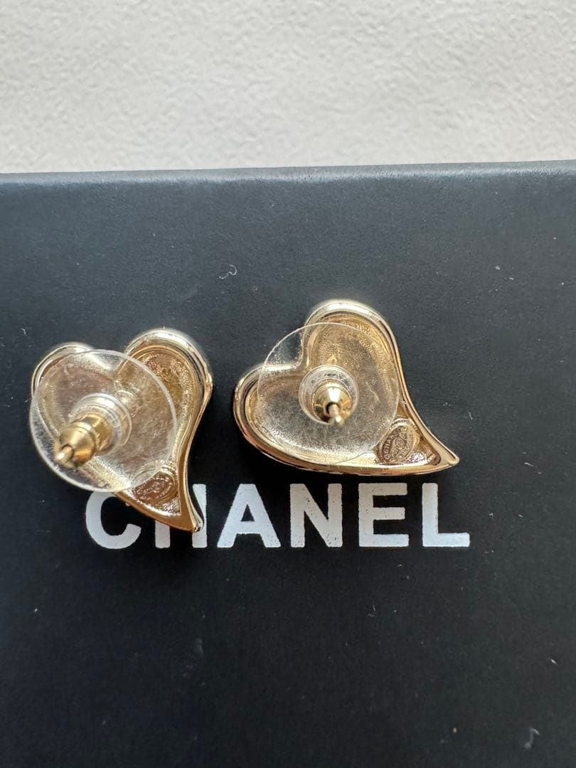 CHANEL ハート型ピアス 専用ボックス付き　ブラック