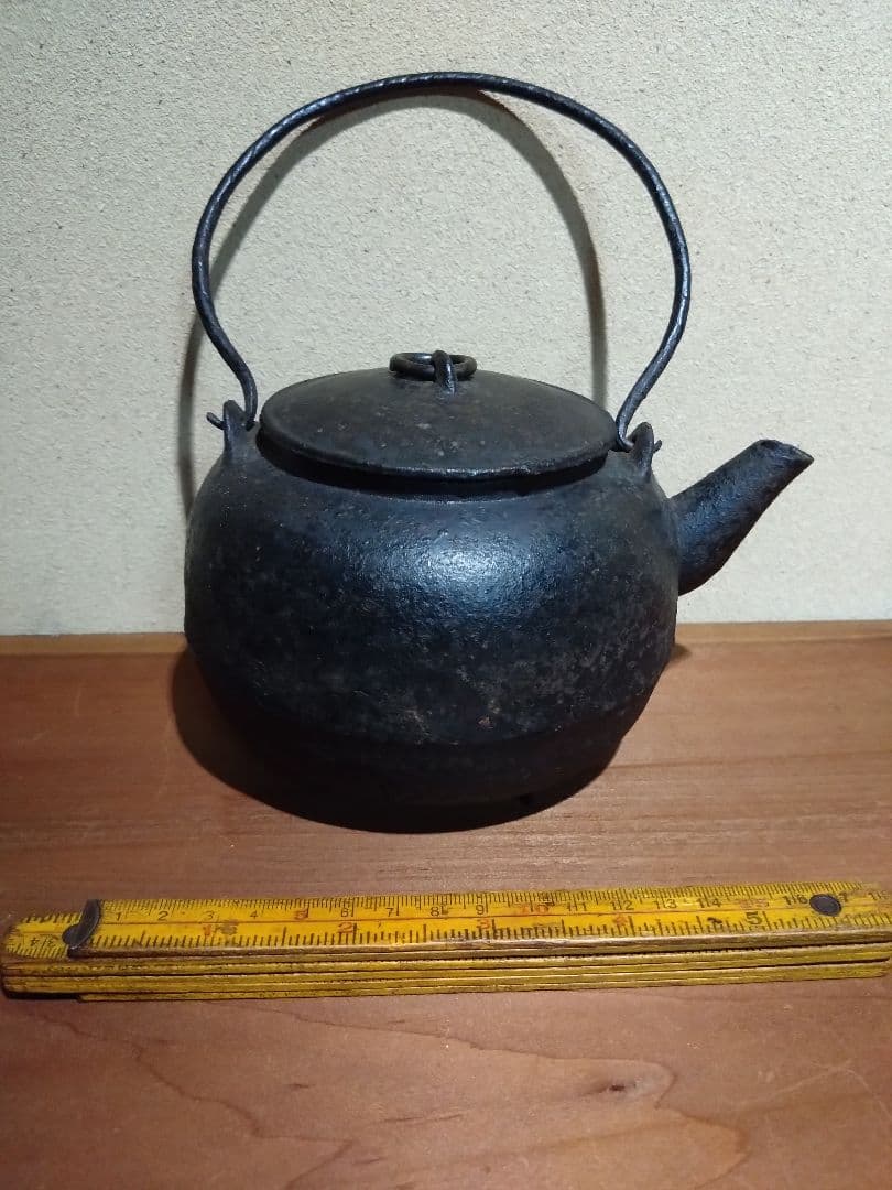 鉄の古民具 古鉄三足付 湯釜 鉄瓶 ヤカン 水注