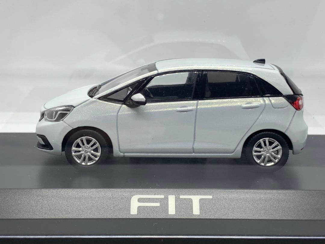 ホンダ　フィット　GR型　サンライトホワイトパール　カラーサンプル　1/43