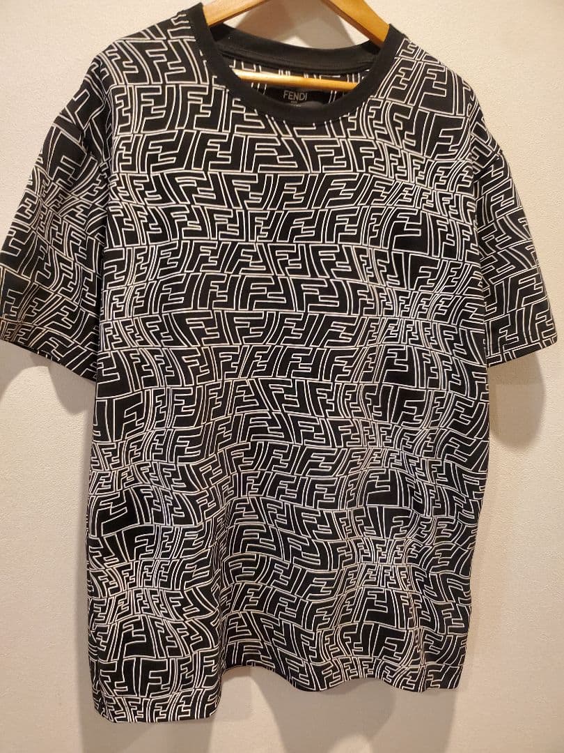 FENDI ロゴパターンTシャツ サイズM イタリア製　☆人気、早い者勝ち！☆