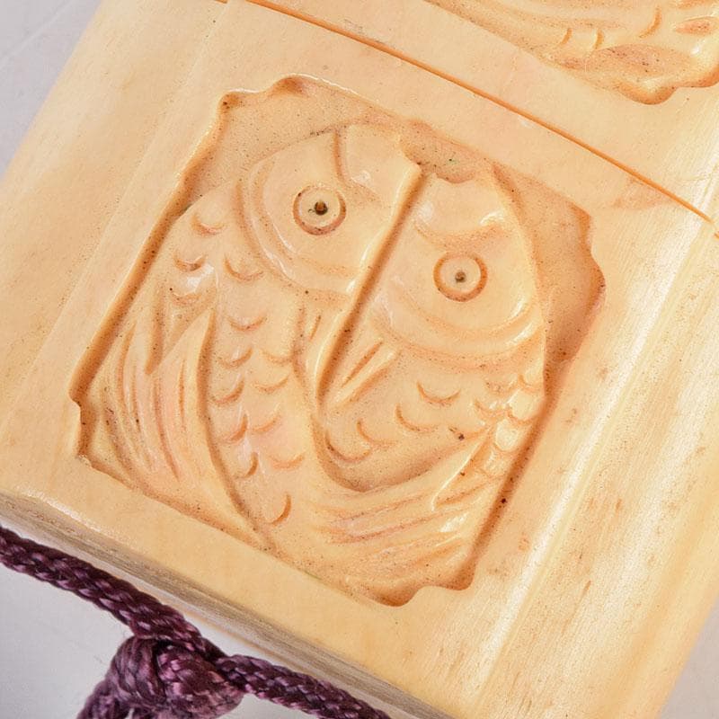 時代提げ物　獣骨彫刻　梟龍魚彫　印籠　薬入　緒締め玉　C　9204