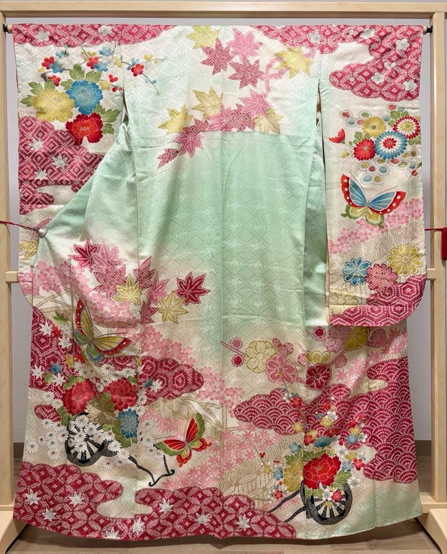 A5 レトロ 蝶に花々 刺繍 金銀彩 薄緑 正絹 袷 振袖 着物 成人式 K19