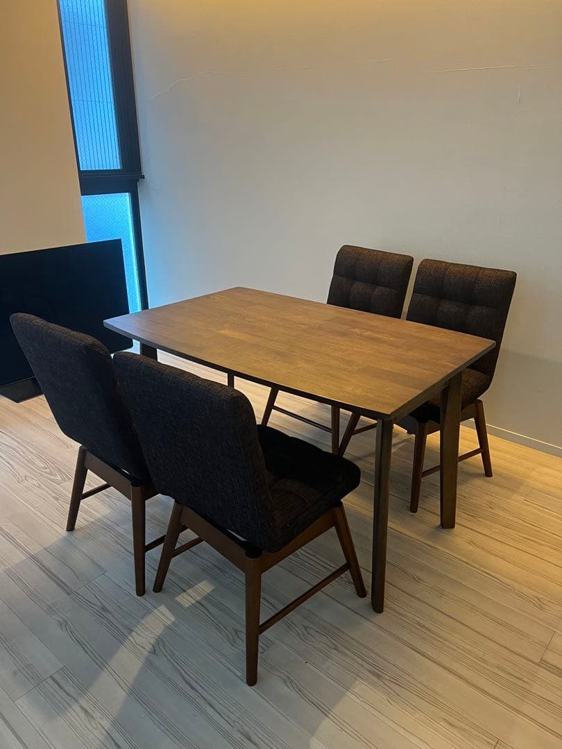 ダイニングテーブルと椅子4脚セット