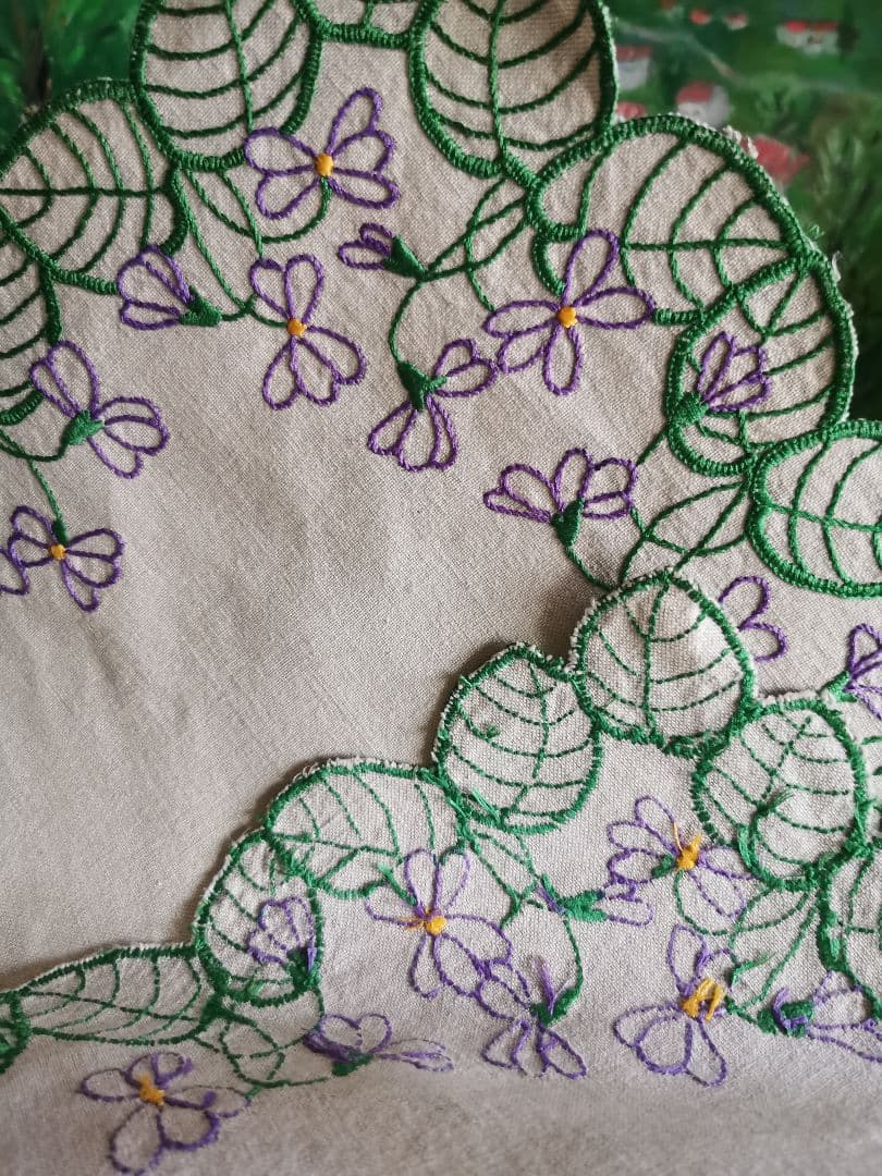 アンティーク/ヴィンテージ フランス 菫の葉と花のカットワーク刺繍 リネンクロス