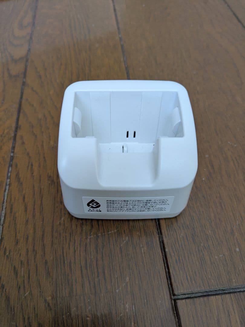 docomoらくらくホン F-01M 携帯電話 ACアダプタ 卓上ホルダー付き