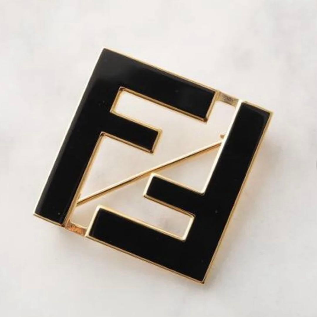 新品未使用 FENDI F ブローチ