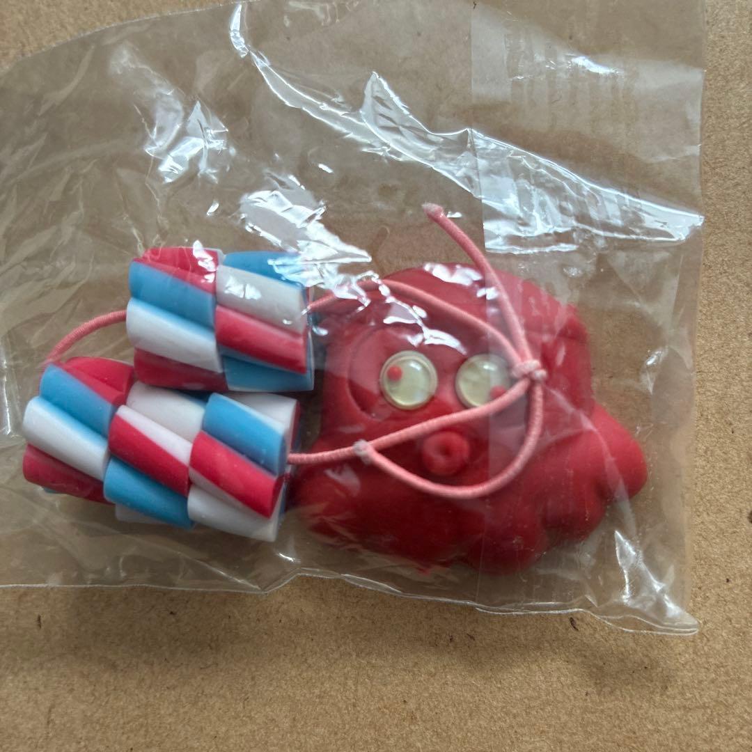 赤いキャラクター形状ストラップ付　消しゴム