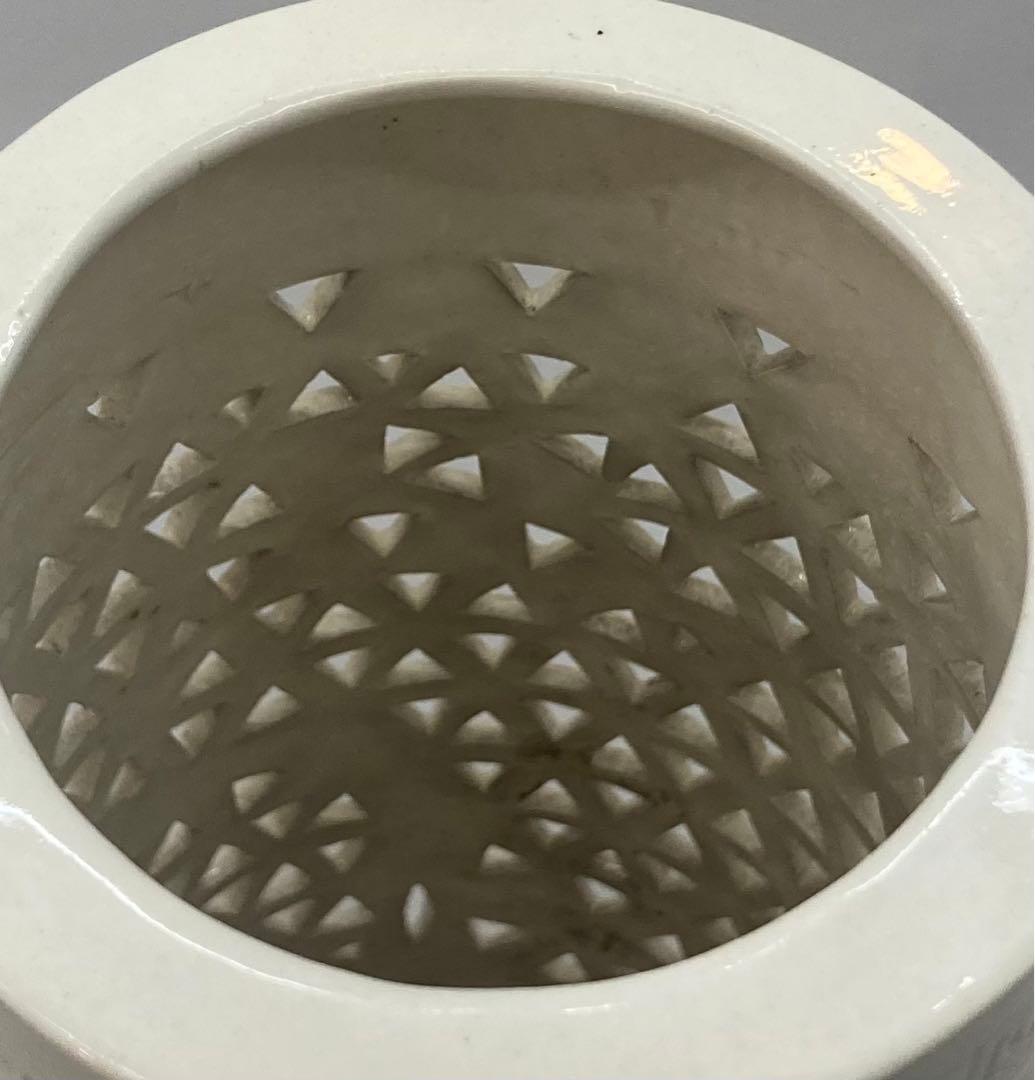 B168s  淡黄磁「梅透し彫筒飾り」砥部焼　花瓶　大正昭和　竹梅　愛媛