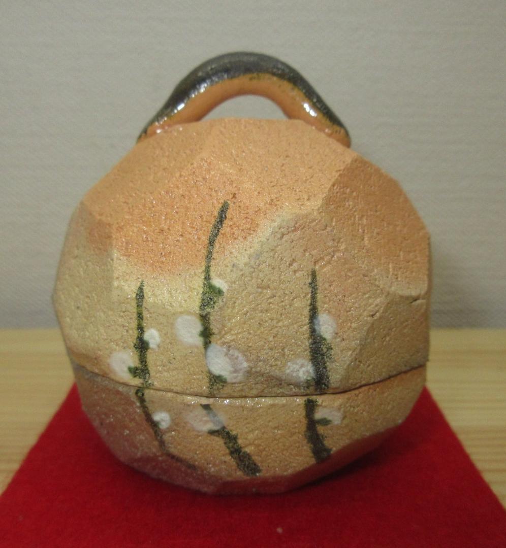 送料込【逢絢亭・新品】茶道具 香合 赤楽 乾山 槍梅の図 佐々木昭楽 共箱入り