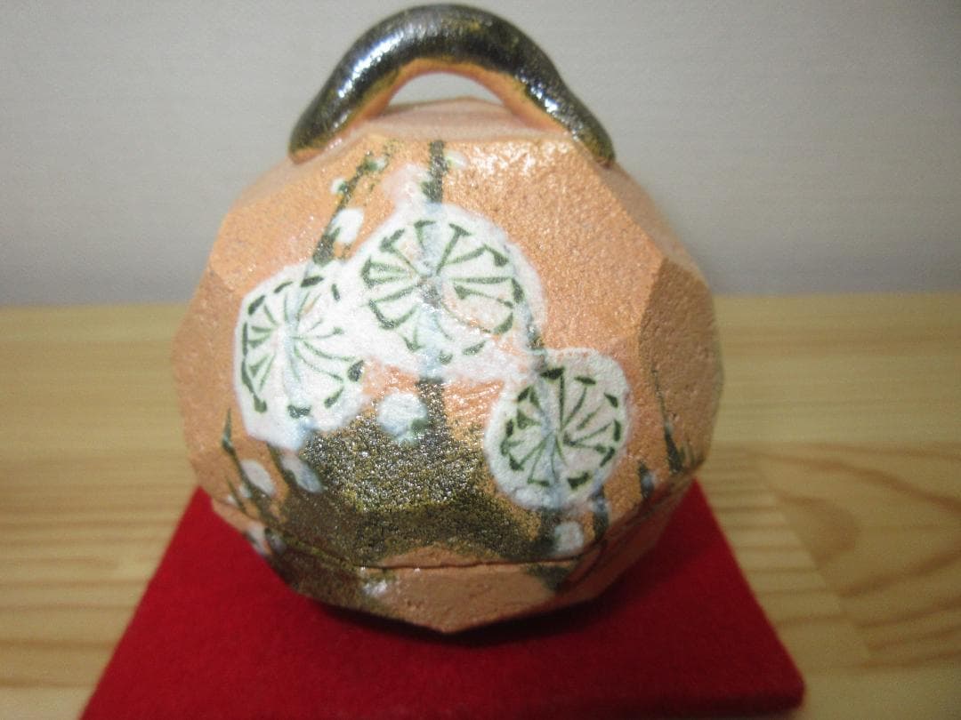 送料込【逢絢亭・新品】茶道具 香合 赤楽 乾山 槍梅の図 佐々木昭楽 共箱入り