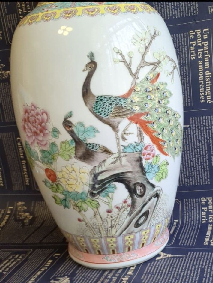 中国景徳鎮製　飾り壷　　　　漢詩孔雀牡丹瓶　花鳥図