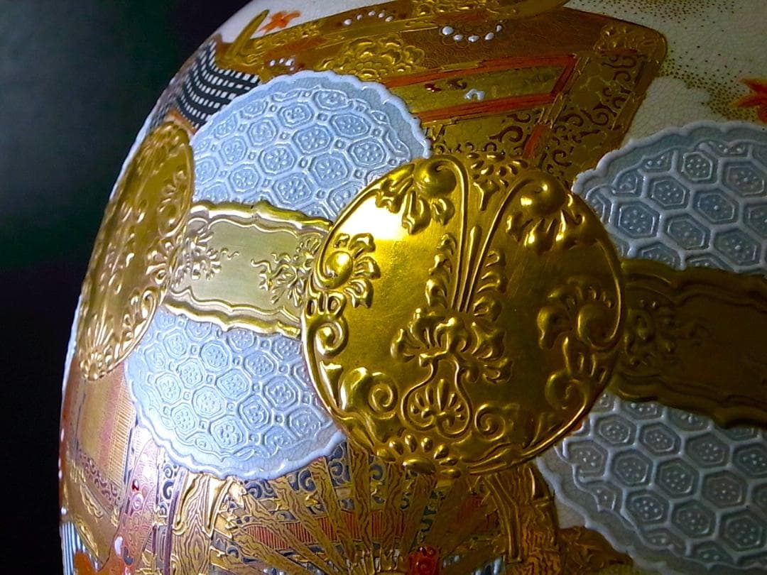 【 E842 】 明治期本筋薩摩焼　超細密盛上金彩絵付御所車文大型花瓶　鑑定書付