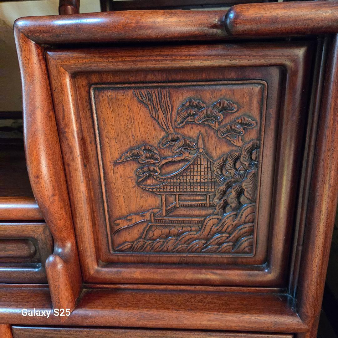 美しい彫刻の茶棚・飾り棚