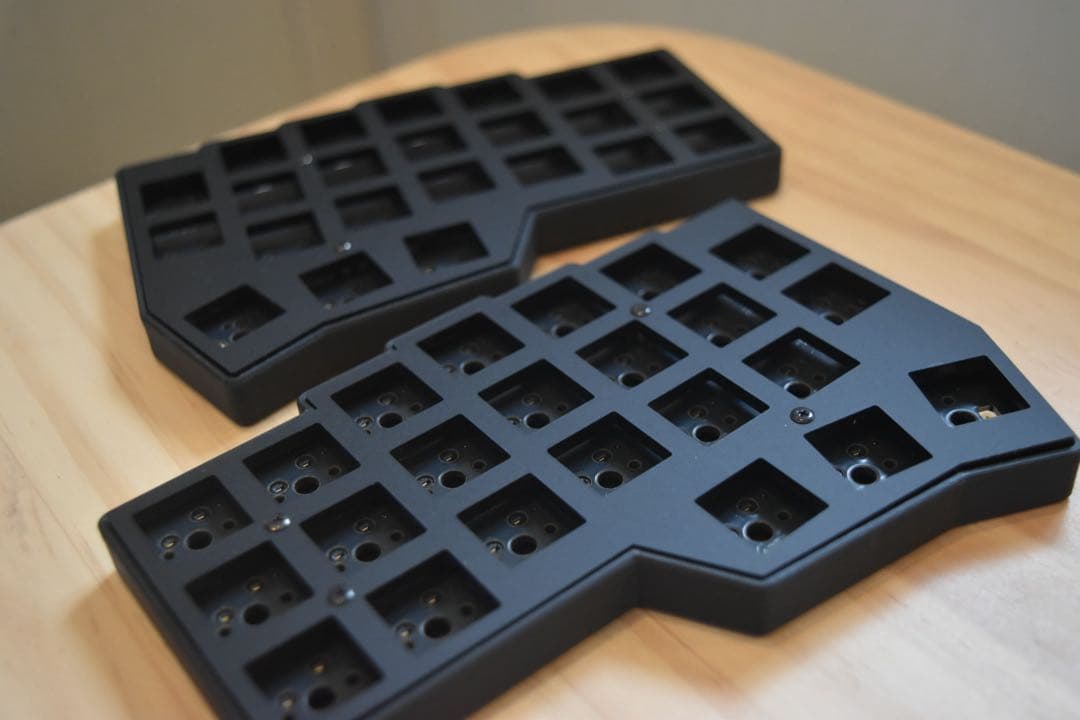 corne v4 cherry マットブラック　ベアボーン