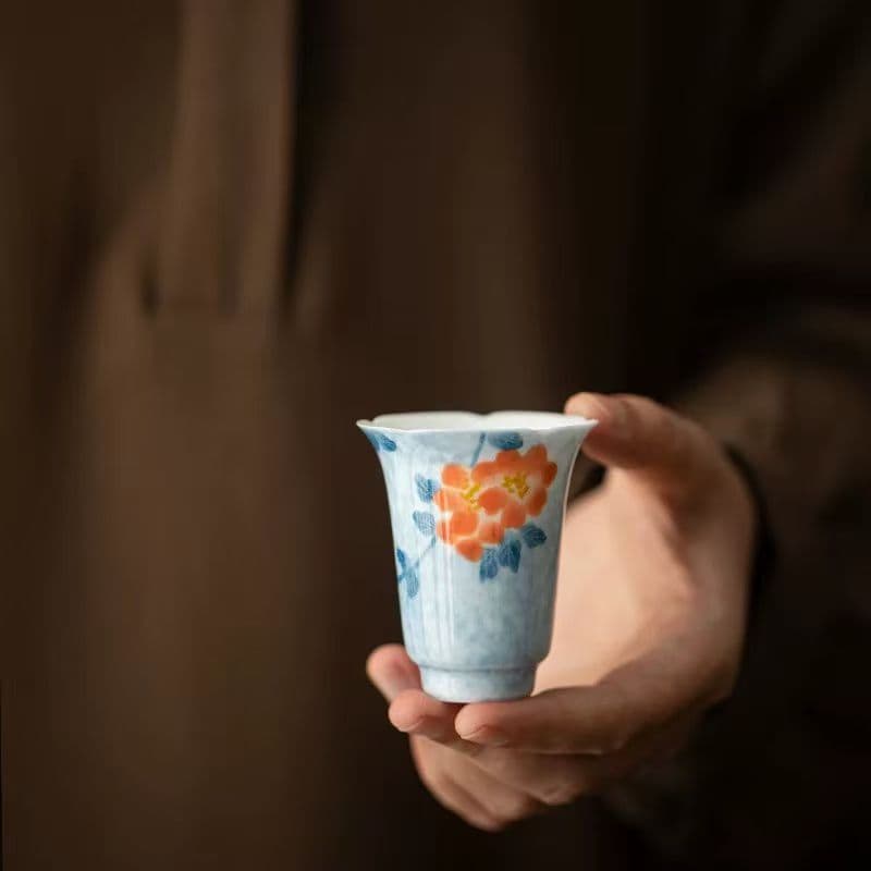 手描き陶器カップ 青とオレンジ花柄