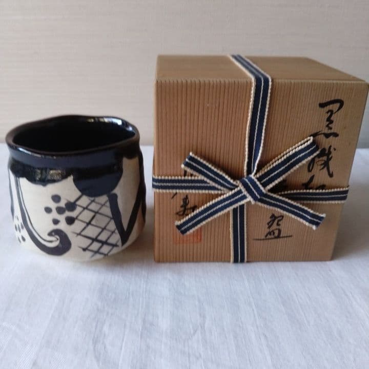 黒織部筒茶碗