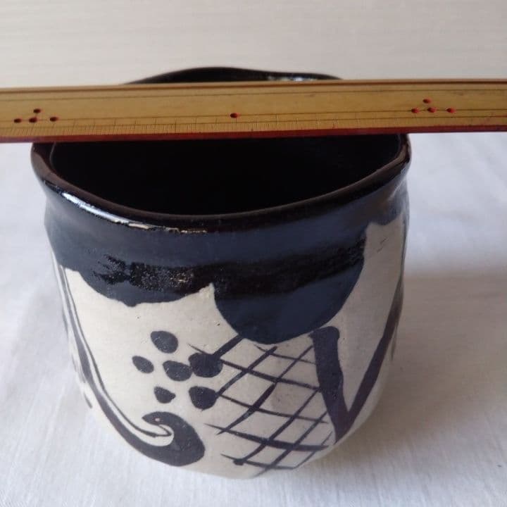 黒織部筒茶碗