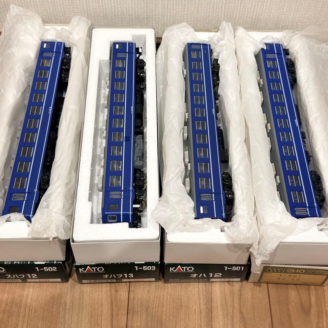 KATO製のHOゲージ鉄道模型、オハ12系客車の4両セット